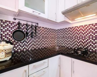 Homey 1BR with Spacious Living Room and Sofa Bed Green Pramuka Apartment - Yakarta - Cocina