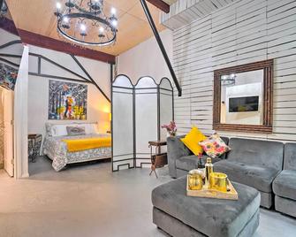 Ideally Located Vacation Rental Studio in Laredo! - Laredo - Living room