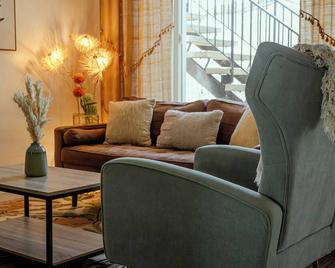 Steps to Beach & Close to Restaurants and Shops - Oceanside - Living room