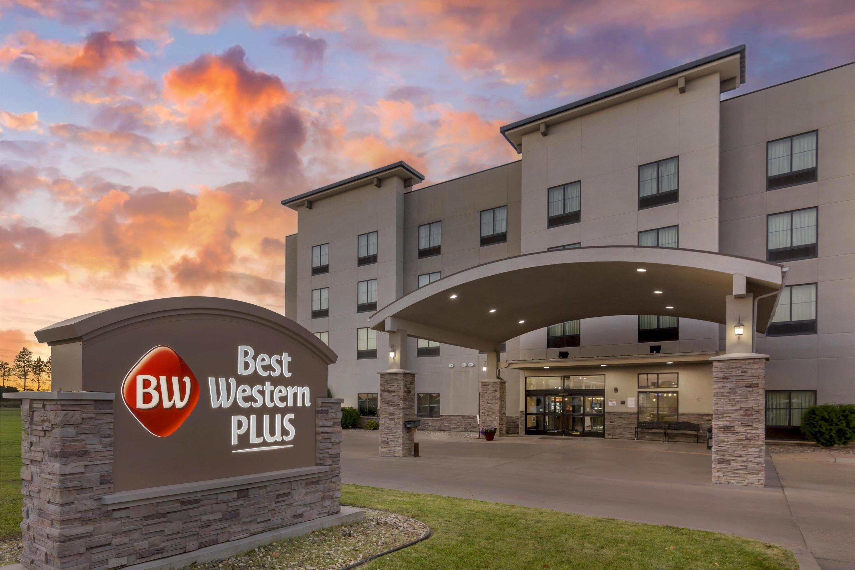 Best Western Plus Williston Hotel & Suites - Williston - Bygning