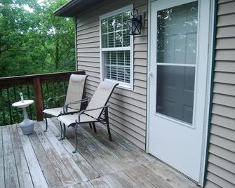 2 Bedroom Family Cabin #3 3/4 Miles To Cumberland Marina Wifi-No Cleaning Fee! - Russell Springs - Balcony