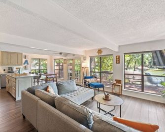 Peaceful lakefront retreat on Cedar Creek Lake! Large deck + great fishing - Malakoff - Sala de estar