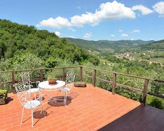 Beautiful villa for 4 guests with private pool, WIFI, veranda, panoramic view and parking - Pieve a Nievole - Балкон