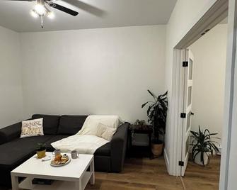 2025 Renovated, bright/spacious main floor unit. Private driveway and backyard. - Halifax - Salon