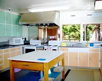 A Plus Backpackers Lodge - Turangi - Kitchen
