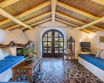 Charming Cottage Il Glicine a San Pantaleo - San Pantaleo - Living room