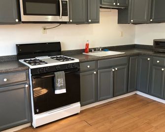 Private house with 3 bedrooms and 1 bathroom and free parking convenient to NYC Manhattan bus and train - Perth Amboy - Kitchen