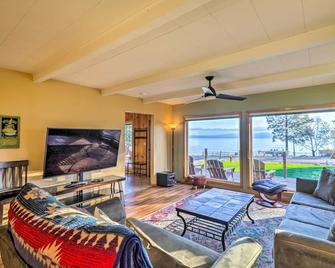 Lakeside Home with Beach about 14 Mi to Ski Area! - Lakeside - Sala de estar