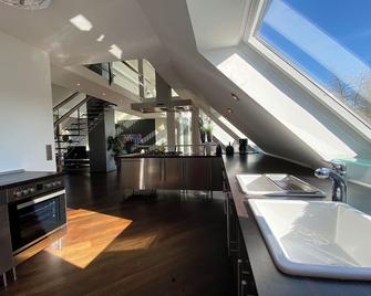 Whole house near the trade fair for up to 20 people - Essen - Küche