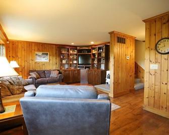 Private Pet Friendly 4 Bedroom Deluxe Vacation Home, Close to Waterville Valley Resort! - Wv68t - Thornton - Sala de estar