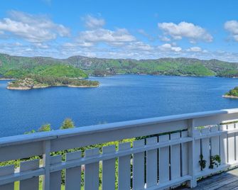 4 bedroom nice home in Spangereid - 린데스네스 - 발코니