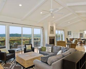 Spacious Home with Great View and New Infinity Pool/Hot Tub!! - Geyserville - Living room