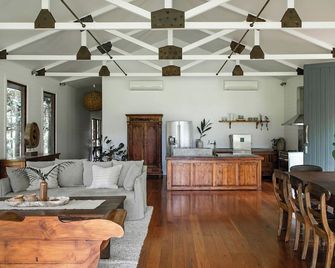 The Boathouses at Leaves & Fishes - Lovedale - Huiskamer