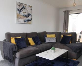 Comfy 2-Bedroom House in Parkgate - Ideal for Contractors or Business Travellers - Free Fast Wifi and Netflix - Rotherham - Living room