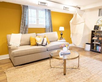 Charming Home-Modern Comforts & Style-300+ Reviews - Denver - Living room
