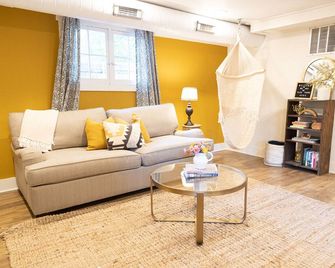 Charming Home-Modern Comforts & Style-300+ Reviews - دنفر (كولورادو) - غرفة معيشة