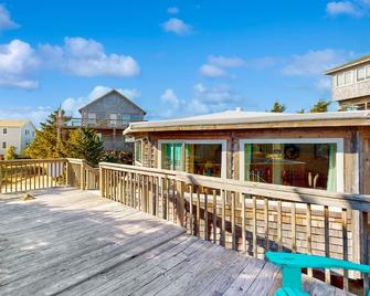 Unique Octagon Obx Home: Steps To The Beach, Deck, Pool, Wifi - Avon - Balcón