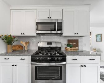 NEW! Berkshire Bliss. Cheery & comfortable private home in Williamstown Center - Williamstown - Kitchen