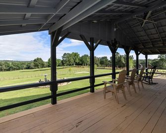 Main Cabin - The Hendo - Henderson - Balkón