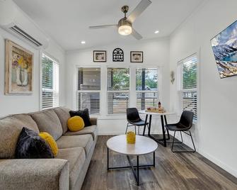 Resort at Fredericksburg Unit 25 - Fredericksburg - Living room