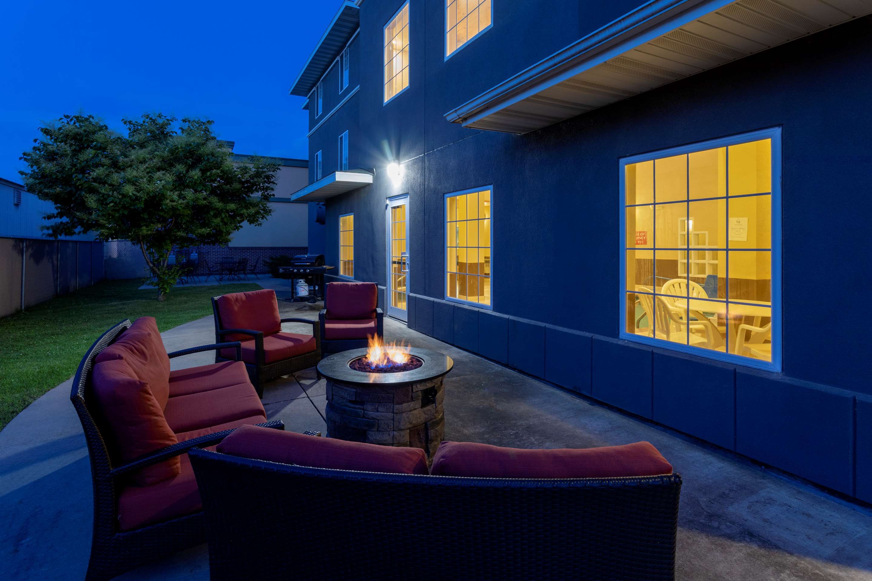 GrandStay Hotel and Suites Ames - Ames - Patio