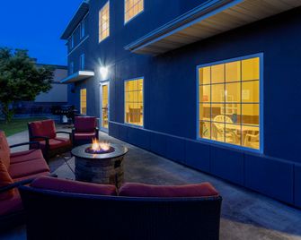 GrandStay Hotel and Suites Ames - Ames - Patio