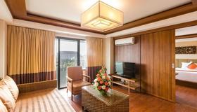 Asia Hotels Group (Poonpetch Chiangmai) - Chiang Mai - Living room