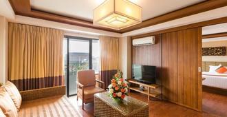 Asia Hotels Group (Poonpetch Chiangmai) - Chiang Mai - Living room