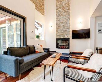 Soleil Manor White Plains - Coffeyville - Living room
