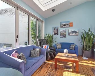 Jailhouse Accommodation - כרייסטצ'רץ' - סלון