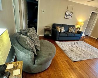 Kozy Kove - peaceful 2bedroom house in charming Brazil with AC, WiFi - Brazil - Sala de estar