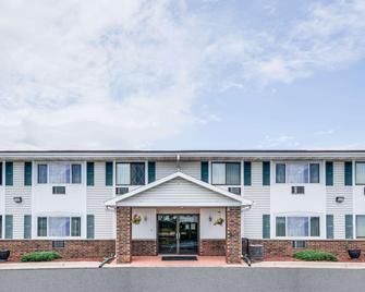Super 8 by Wyndham Tomah Wisconsin - Tomah - Building