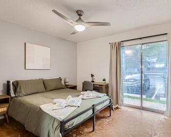 2B Getaway Steps to Dtwn - Sleeps 6 - Pool, Prkg - Austin - Bedroom