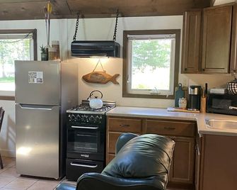 Relax in our cozy cabin/ Lake Wissota! (Easy self check in). - Chippewa Falls - Kitchen