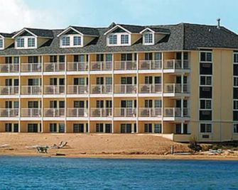 Clarion Hotel Mackinaw City Beachfront - Mackinaw City - Building