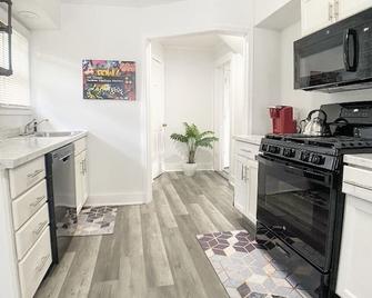 Modern 1 Bedroom walk to Glass Museum w/ Bonus Wellness Studio - Corning - Kitchen