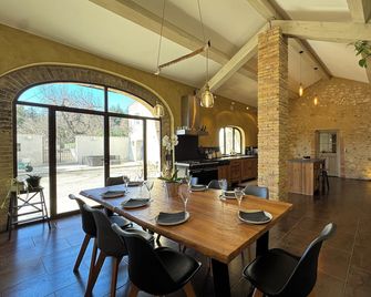 Mas provençal, garden, swimming pool and playground for children - Montboucher-sur-Jabron - Essbereich