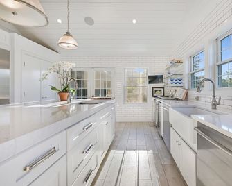 Westhampton Beach Stunning One Level Home - Westhampton Beach - Kitchen