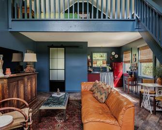Dripping Springs Homestead - Painter's Studio in Nature - Dripping Springs - Sala de estar