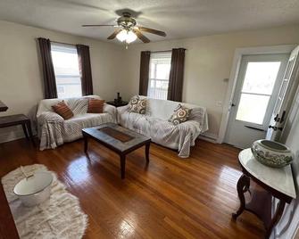 Charming 2-bedroom House in charming Ridgeway/Martinsville - Ridgeway - Sala de estar