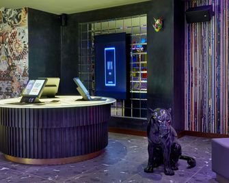 Nyx Hotel London Holborn by Leonardo Hotels - London - Receptionist