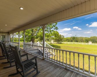 Texas Ranch Getaway: 27 Private Acres with Game Room & Pond - Schulenburg - Balcón