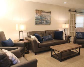 Relaxing family-friendly home in the country just 5 minutes from Grand Park. - Westfield - Living room
