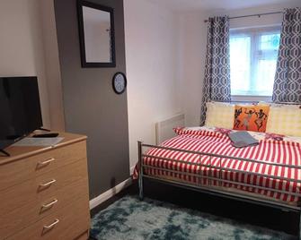 Shepherds Spacious House 4-Beds - Romford - Bedroom