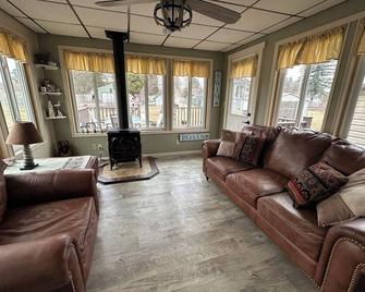 2BR home only 15 mins from Ely & BWCA - Babbitt - Sala de estar