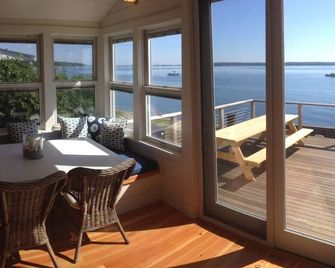 Classic Beachfront Cottage, Newport County, Ri - Portsmouth - Balcony