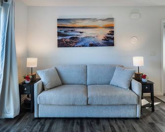 Cozy Two Bedroom, centrally located - Duncan - Living room