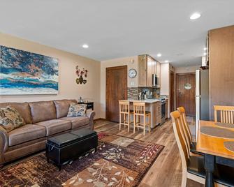 Remodeled Tamarron Lodge unit - Amazing views and 10 miles to Purgatory! - Durango - Living room