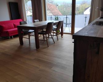 Ferienwohnungen und Zimmer in Reutlingen-Gönningen - Reutlingen - Salle à manger