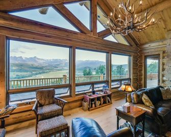 Breathtaking luxury log home on 44 acres. Two primary suites. STR-1-2024-053. - Ridgway - Sala de estar